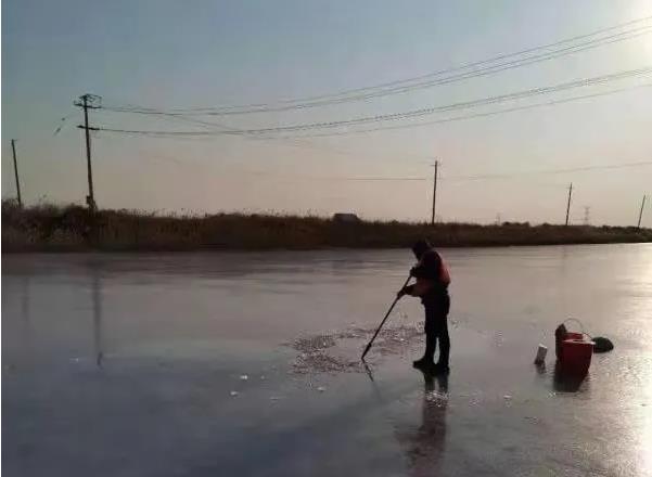 河北華清采測(cè)分離隊(duì)伍戰(zhàn)寒潮，保證完成環(huán)?？傉救蝿?wù)！